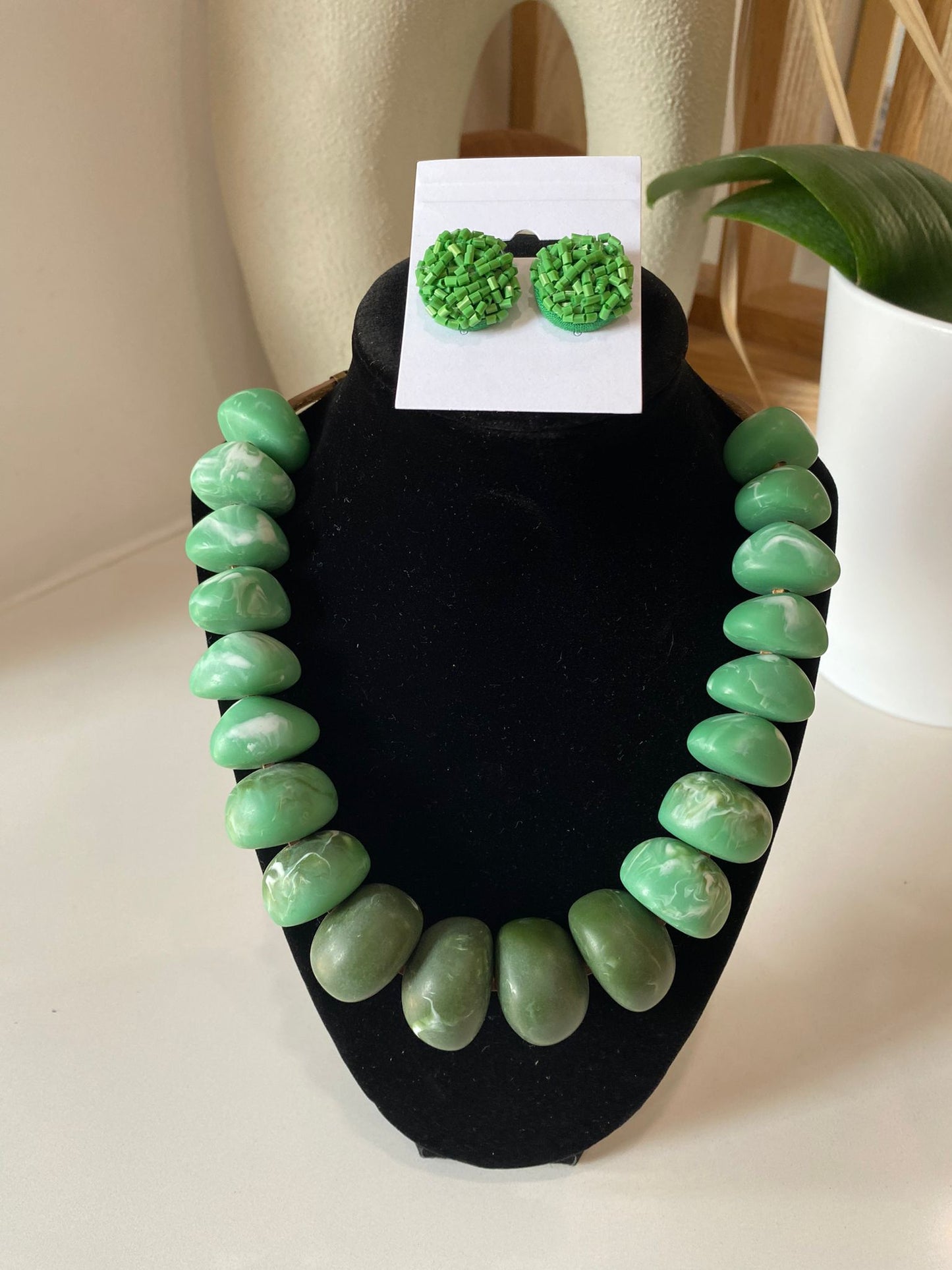 GREEN RESINE NECKLACE AND EARRINGS